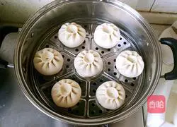 Illustration of how to make pork and lotus root buns 15