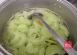 Illustration of how to make cucumber and egg soup (emerald gold inlaid with jade) 1