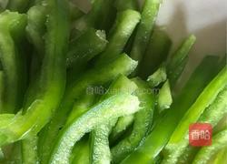 青椒鸡蛋拌面的做法图解1