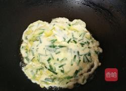 韭菜鸡蛋饼的做法图解9