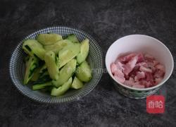 黄瓜炒肉的做法图解1