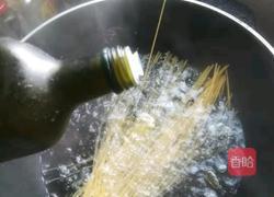 鲜菇培根意面的做法图解2