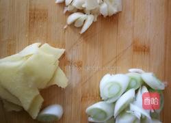 五花肉炖胖头鱼头的做法图解3