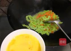 苦瓜胡萝卜炒蛋的做法图解3