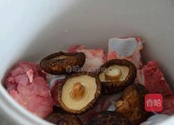 胡萝卜香菇骨头汤的做法图解3