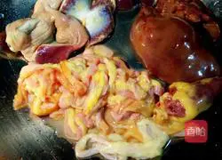 Illustration of how to make Qianjiang chicken offal 1