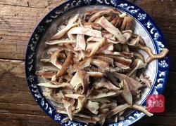 三椒炒猪耳的做法图解1