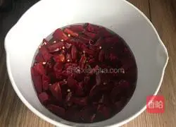 Illustration of how to make chili crisps 2