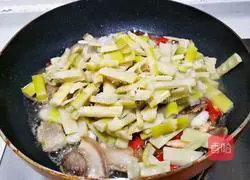 Illustration of how to stir-fry pork slices with pickled peppers and bamboo shoots 10