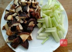 香菇炒芹菜的做法图解2