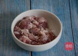 蕨菜炒肉的做法图解2