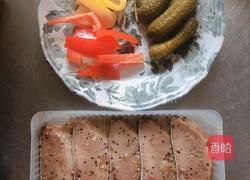 香煎黑椒三文鱼/沙拉通心粉的做法图解1