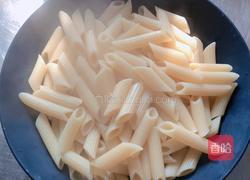 香煎黑椒三文鱼/沙拉通心粉的做法图解4