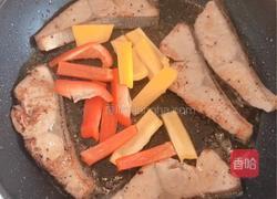 香煎黑椒三文鱼/沙拉通心粉的做法图解7