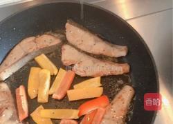 香煎黑椒三文鱼/沙拉通心粉的做法图解8