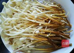 凉拌金针菇的做法图解1