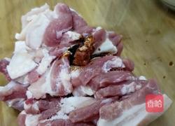 五花肉炖山药的做法图解1