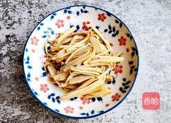 青蒜苗炒豆腐皮的做法图解1