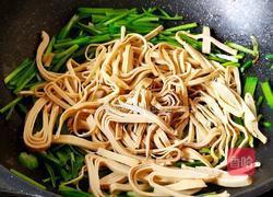 青蒜苗炒豆腐皮的做法图解4