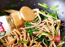 青蒜苗炒豆腐皮的做法图解6