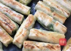 Illustration of how to make egg rolls with dumpling skin 12