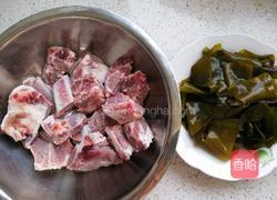 海带排骨汤的做法图解1