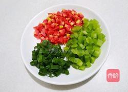 莴笋胡萝卜肉丁炒饭的做法图解2