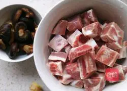 Illustration of how to make steamed pork ribs with mushrooms 1