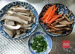 黑平菇炒香干的做法图解2
