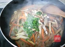 黑平菇炒香干的做法图解6
