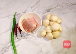 白蘑菇炒肉的做法图解1