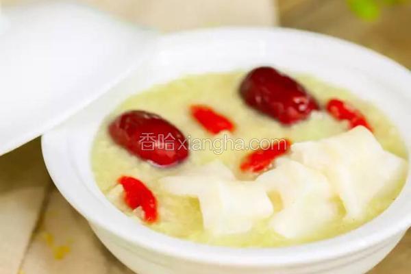 红枣枸杞小米新西兰花胶粥