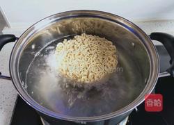 火腿蔬菜炒方便面的做法图解3