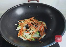 火腿蔬菜炒方便面的做法图解5