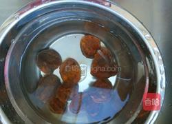 冰糖杏干桂圆茶的做法图解2