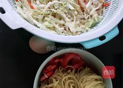 卷心菜胡萝卜炒面的做法图解1