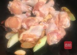 喵星人的美味炖鸡翅根的做法图解3
