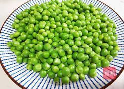 豌豆炒腊肠的做法图解2