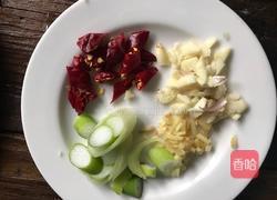 腊肉炒莴笋的做法图解2