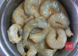 百合桃仁炒虾仁的做法图解1