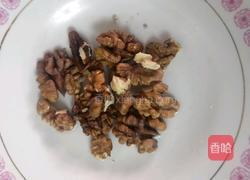 百合桃仁炒虾仁的做法图解2