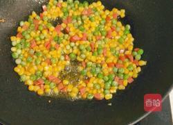 玉米豌豆鸡蛋火腿炒饭的做法图解4