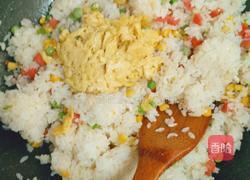 玉米豌豆鸡蛋火腿炒饭的做法图解5