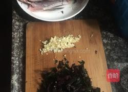紫苏焖鱼的做法图解1