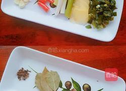 干蘑菇炖鸡块的做法图解3