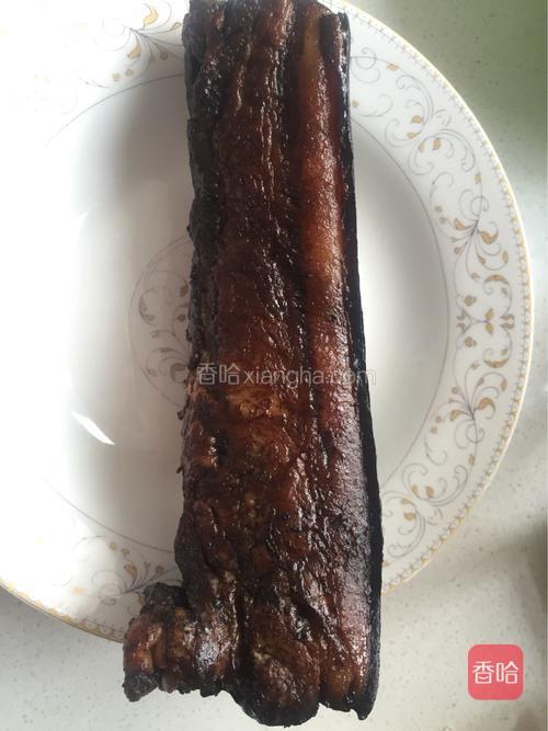 准备一块腊肉(实际使用1/2左右的量,一般选一块大些的,下次做菜可以