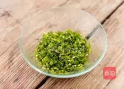 Illustration of how to make egg yolk pepper foam 4