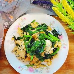 菠菜炒鸡蛋黑芝麻的做法[图]