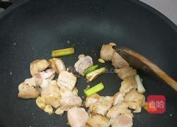 红烧鹌鹑蛋五花肉的做法图解2