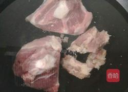 小白菜排骨汤的做法图解1